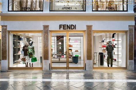 madonna del carmine napoli negozi fendi|Boutique FENDI: trova il negozio FENDI più vicino..